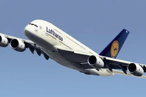 Ein A380 Airbus der Lufthansa hebt ab.