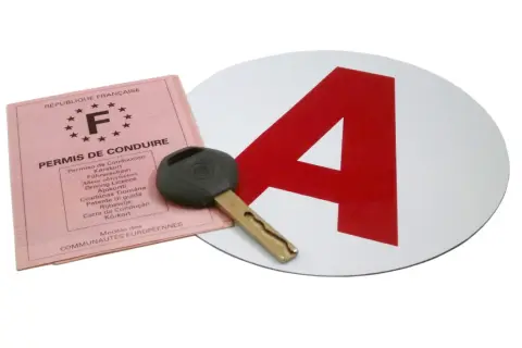 Permis de conduire français, une clé et un panneau "A". Combien de temps on garde le permis A ?