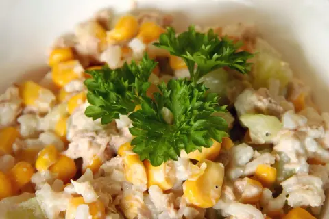 Pyszna, kremowa najlepsza sałatka z tuńczykiem, kukurydzą i natką pietruszki. Idealna na szybki lunch.