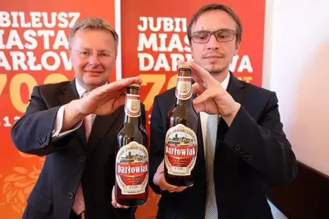 Gdzie kupić piwo darłowskie? Sprawdź najlepsze miejsca w Darłowie