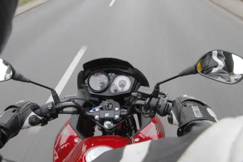 Czy po autostradzie można jechać motocyklem? Zasady i przepisy, które musisz znać