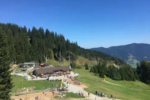Sommerliche Kolbensattel Wanderung mit vielen Besuchern, Spielplatz und Bergblick.