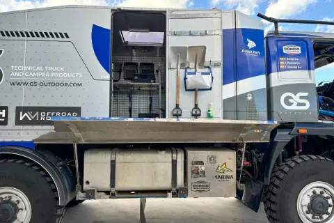 Camion assistance Dakar prêt pour l'aventure. Deux pelles sont accrochées, prêtes à dégager le véhicule en cas de besoin.