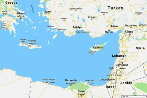 Mapa Morza Śródziemnego z zaznaczonym Cyprem. Widać Grecję, Turcję, Syrię, Liban, Izrael i Egipt. Cypr leży na południe od Turcji.