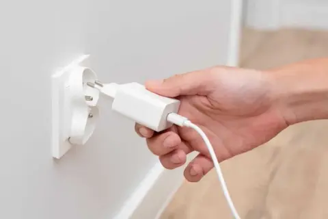 Ile prądu pobiera ładowarka w kontakcie? Zaskakujące koszty energii