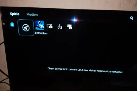 PS5-Menü mit "Spiele" und "Medien". "Entdecken" ist ausgewählt. Eine Meldung besagt: "Dieser Service ist in deinem Land bzw. deiner Region nicht verfügbar.