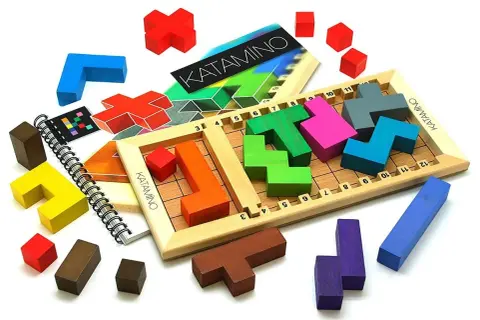 Piezas de colores de Katamino, un juego de lógica para desarrollar funciones ejecutivas y actividades de resolución de problemas.