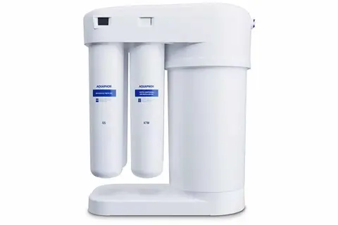 Système de filtration d'eau osmosée Aquaphor blanc, avec trois cartouches visibles.