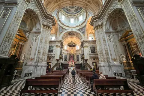 Wnętrze bogato zdobionej bazyliki, z kopułą i malowidłami. W Polsce takie cuda architektury zachwycają.