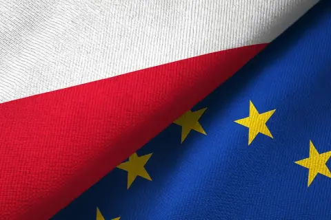 Flagi Polski i Unii Europejskiej. Bezpieczna pożyczka dla obywateli UE.