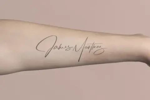 Schriftzug "James Martinez" als Tattoo-Idee für den Unterarm. Elegante Kalligrafie, die Persönlichkeit unterstreicht.