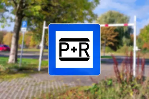 Blaues Schild mit weißem Quadrat und schwarzem "P+R" Symbol. Dieses Parken und Reisen Schild weist auf eine Park & Ride Anlage hin.