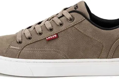 Scarpe Levis uomo in similpelle marrone con suola bianca. Perfette per un look casual e alla moda.