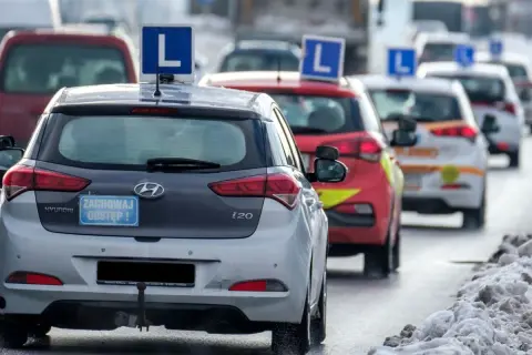 Samochody nauki jazdy w korku. Zastanawiasz się, ile kosztuje prawo jazdy A1?