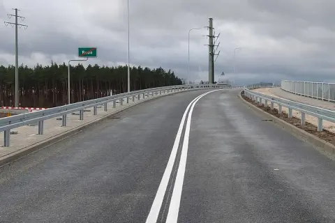 Droga ekspresowa jednojezdniowa z barierkami i znakiem "Ruda".