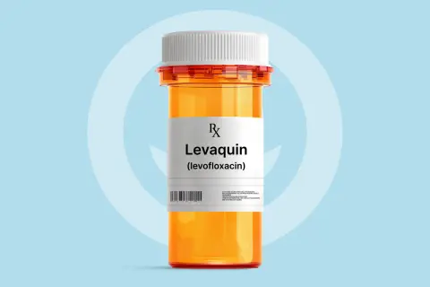 Pomarańczowa butelka leku z etykietą "Levaquin (levofloxacin)".