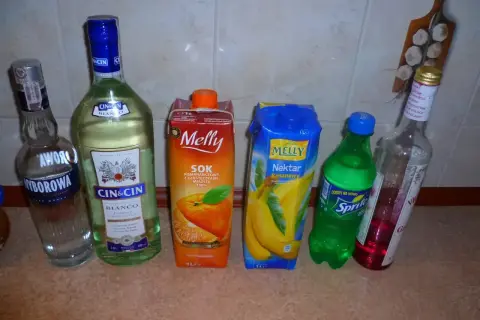 Butelka Cin Cin Bianco, sok pomarańczowy i bananowy, Sprite i inne napoje. Idealne na imprezę!