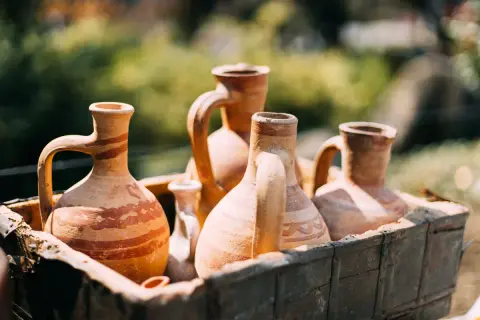Anfore di terracotta decorate, testimoni della storia del vino.