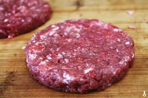 Jak usmażyć soczyste burgery? Uniknij błędów, poznaj sekrety!