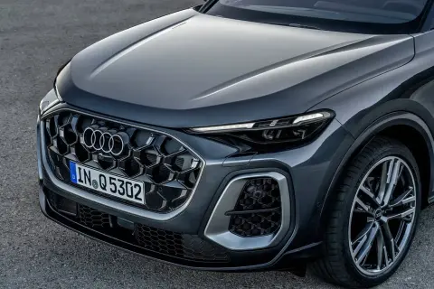Nowy Audi Q5 2025 cena: zobacz przód luksusowego SUV-a z charakterystycznym grillem i nowoczesnymi światłami LED.