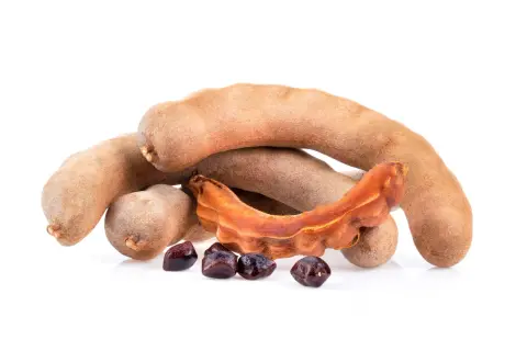 Tamarindfrukter och frön, redo för ett spännande tamarindpasta recept.