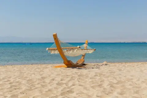 Huśtawka na plaży w Marsa Alam. Uważaj na słońce i upał, by w pełni cieszyć się wypoczynkiem.