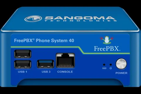 Niebieskie urządzenie FreePBX Phone System 40 z logo Sangoma. Posiada porty USB, konsolę i przycisk zasilania, gotowe do obsługi sip trunk.