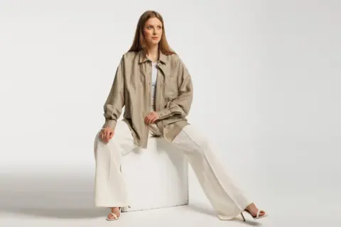 Smart casual dla kobiet: Gotowe stylizacje na każdą okazję