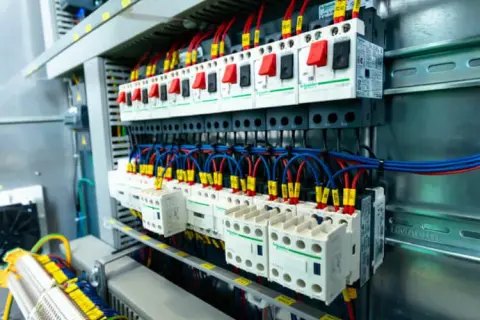 Co w rozdzielni elektrycznej? Kluczowe funkcje i elementy, które musisz znać