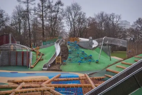 Czy plac zabaw w parku ujazdowskim jest otwarty? Sprawdź teraz!