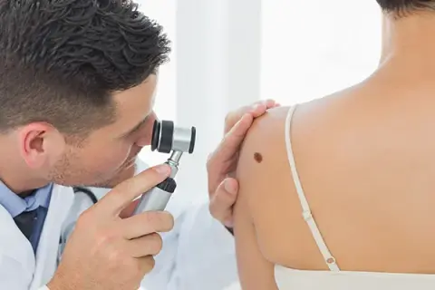Lekarz czy doktor: poznaj kluczowe różnice i ich znaczenie