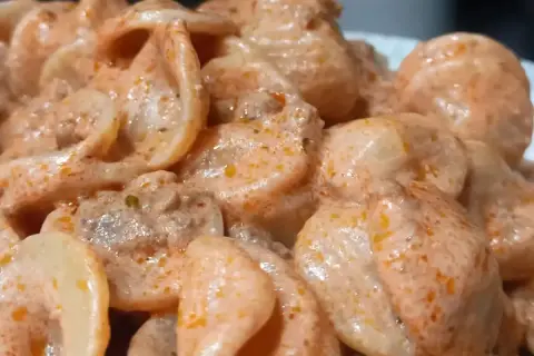 Un primo piatto cremoso e invitante: pasta alla Montecarlo, con un sugo ricco e saporito che avvolge ogni pezzo.