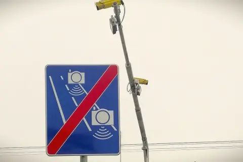 Koniec odcinkowego pomiaru prędkości na A1. Znak drogowy z przekreślonymi aparatami fotograficznymi i kamery na słupie.