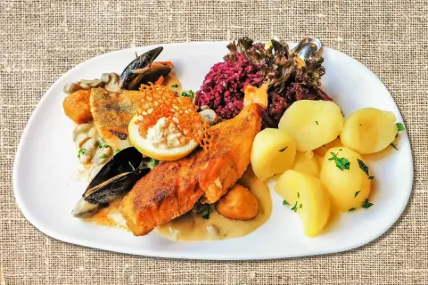 Wykwintne danie rybne z ziemniakami i mulem, idealne dla szukających najlepszych kołobrzeg restauracje.