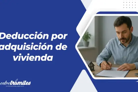 Hombre firmando documentos para la deducción por compra de vivienda. Un modelo de casa y llaves sobre la mesa.