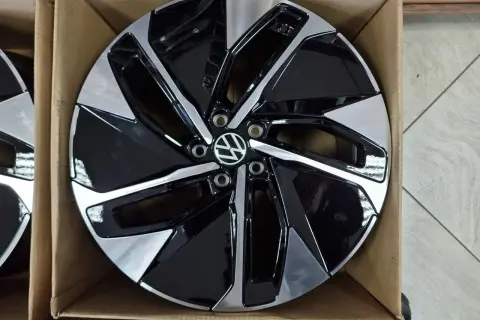 Nowe felgi do Golfa 4, z charakterystycznym wzorem i logo VW. Rozstaw śrub jest standardowy dla tego modelu.
