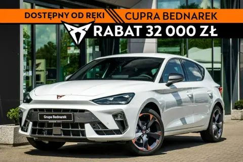 Biały Cupra sedan z rabatem 32 000 zł. Dostępny od ręki w Grupie Bednarek.