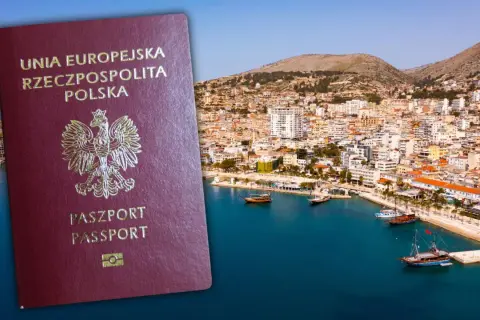 Polski paszport na tle albańskiego wybrzeża. Czy do Albanii potrzebny jest paszport? Tak, dla obywateli Polski jest on wymagany.