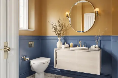 Salle de bain chic : mur bleu profond, accents dorés, contraste entre le noir satiné des accessoires et le noir mat du papier peint.
