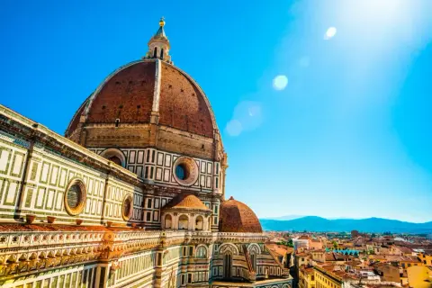 Majestatyczna katedra Santa Maria del Fiore we Florencji, z jej charakterystyczną kopułą. Ciekawostki o budowli zachwycają.