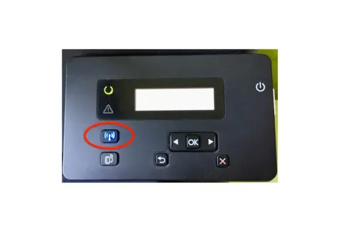 Przycisk Wi-Fi na drukarce HP, kluczowy do połączenia z iPhonem.