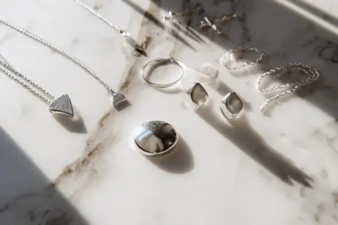 Elegancka biżuteria ze srebra próby 925. Sprawdź aktualną próbę srebra 925 cenę za gram.