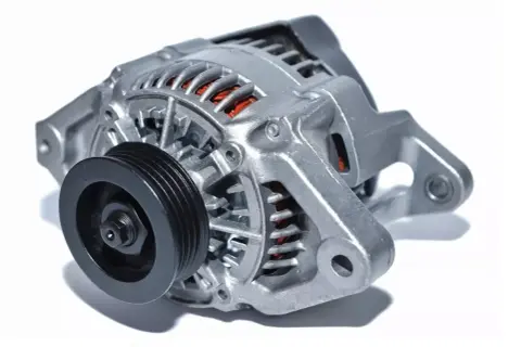 Alternador de coche plateado con polea negra, listo para dar energía a tu vehículo.