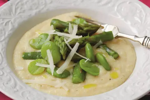Krämig polenta med sparris och bondbönor, toppad med parmesan. Ett enkelt och gott polenta recept för en härlig måltid.
