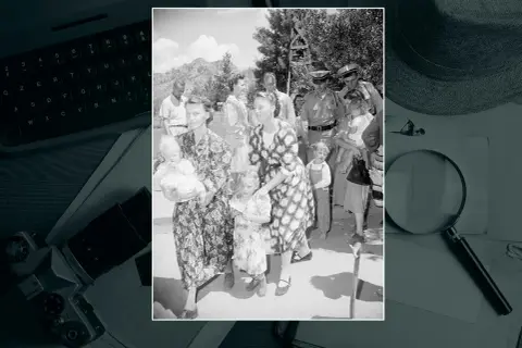 Kvinnor med barn, möjligen en del av en mormon-gemenskap som praktiserar månggifte, går förbi poliser.
