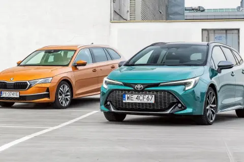 Pomarańczowa Skoda i zielona Toyota, dwa auta znane z tego, że są najmniej awaryjne.