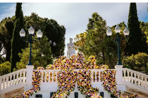 Escaleras adornadas con miles de flores coloridas, un preludio a los **festivales en Zaragoza**.