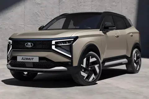 En modern, beige rysk bil, Lada Azimut, med futuristiska strålkastare och en distinkt grill står parkerad framför en betongvägg.