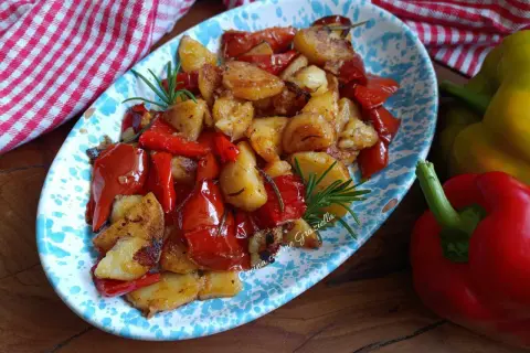 Patate e peperoni in padella, un contorno saporito e colorato, pronto per essere gustato.