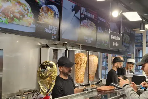 Kebab Podolskiego: Gdzie kupić? Adres, menu i opinie